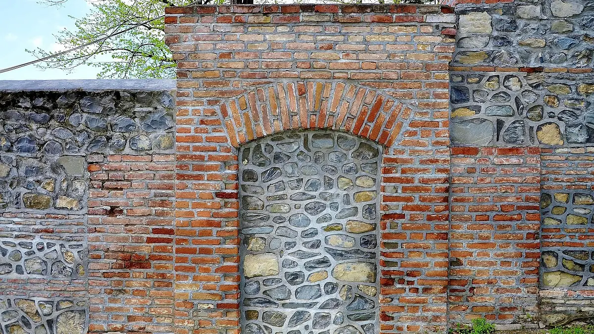 Zarobki murarza w Polsce 2025 – ile zarabia murarz?