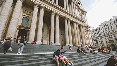 Praca po liceum – jak znaleźć pierwszą pracę i rozwijać kari