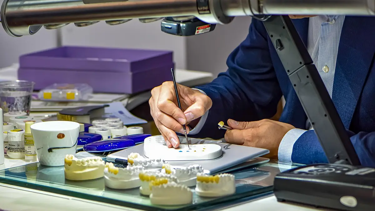 Technik dentystyczny – zarobki, praca i perspektywy w Polsce