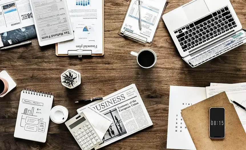 Osoba pisząca wniosek z praktycznymi wskazówkami