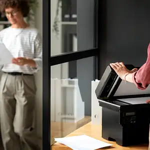 Czy tusz zamiennik do drukarki się opłaca? Zalety i wady
