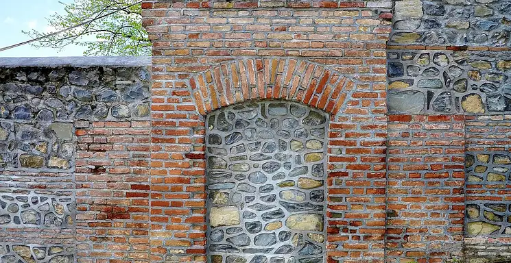 Ile zarabia murarz? Średnie zarobki i porady