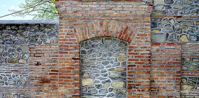 Ile zarabia murarz? Średnie zarobki i porady