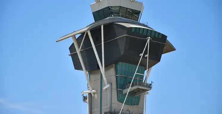 Ile zarabia kontroler ruchu lotniczego? Średnie zarobki