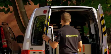 Ile zarabia ratownik medyczny w karetce?