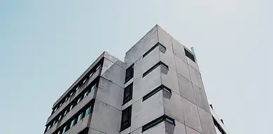 Ile zarabia prezydent Warszawy? Poznaj średnie zarobki