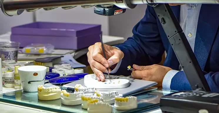 Ile zarabia technik dentystyczny? Średnie zarobki