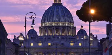 Ile zarabia papież? Aktualne zarobki