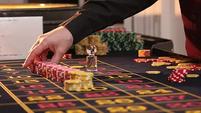 Ile zarabia krupier? Zarobki i praca w kasynie 2025